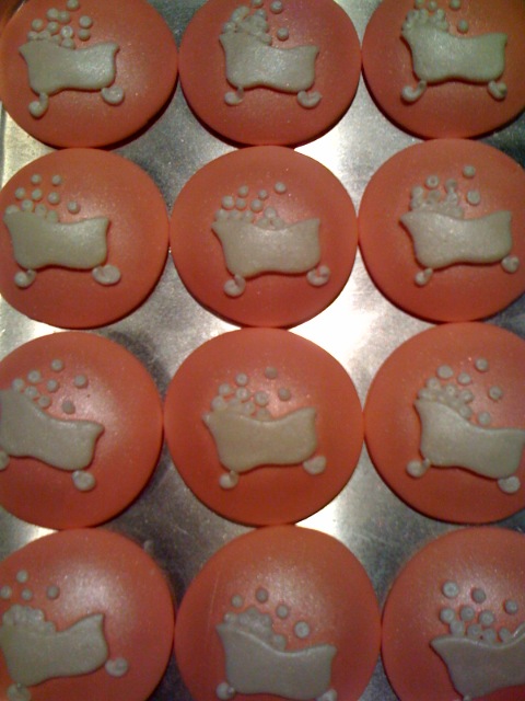Bathtub cupcake caps